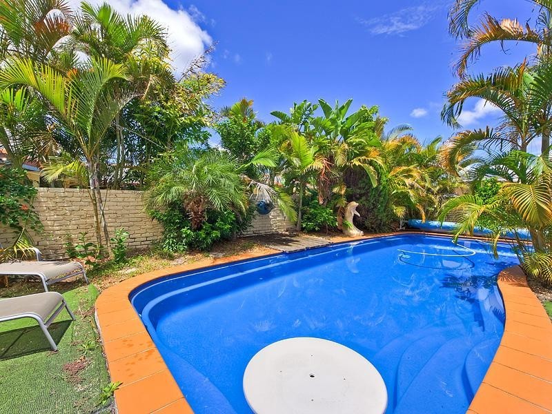 20 Ayrshire Avenue, Benowa QLD 4217