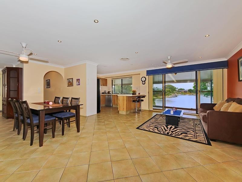 20 Ayrshire Avenue, Benowa QLD 4217