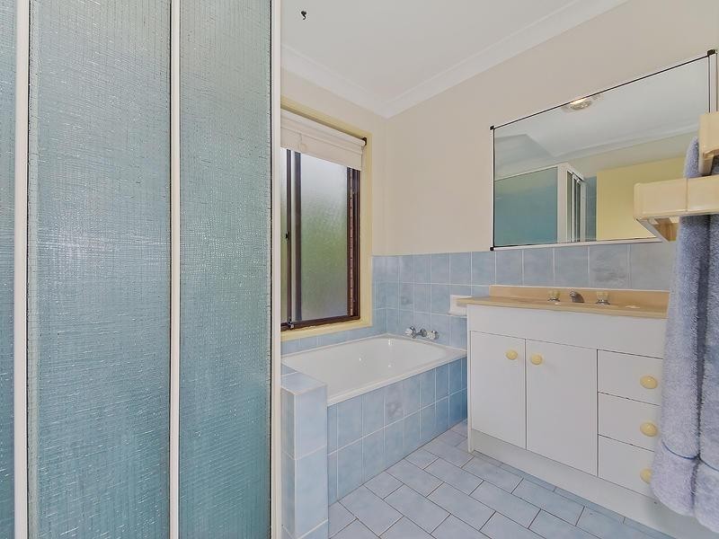 20 Ayrshire Avenue, Benowa QLD 4217