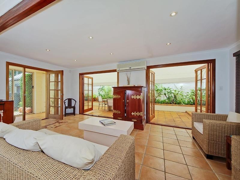 118 Slatyer Avenue, Bundall QLD 4217