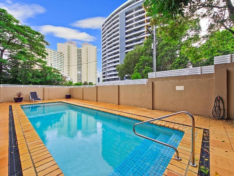 5 Paradise Gardens. 19 Heath Street, Southport QLD 4215