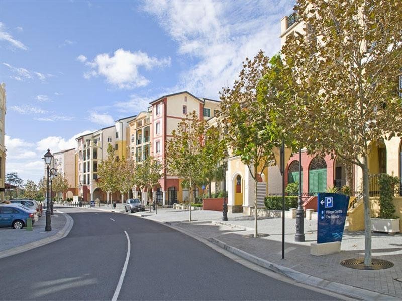 2035 Maison.  3029 The  Boulevard.  Emerald Lakes., Carrara QLD 4211