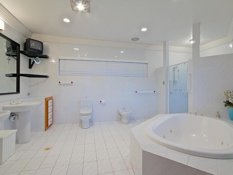 20 St Tropez Terrace, Sorrento QLD 4217