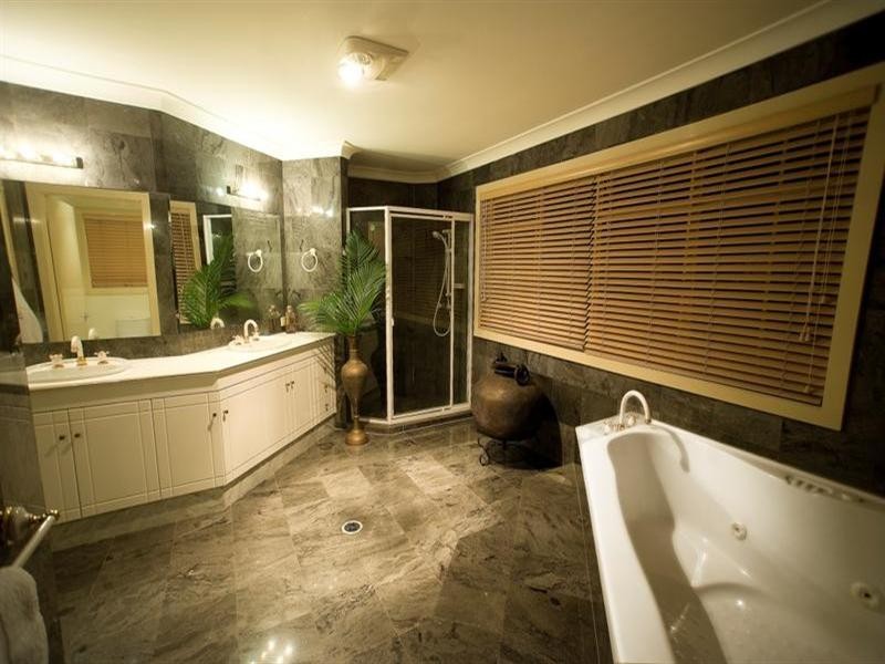 2 Cabana Boulevard, Benowa QLD 4217