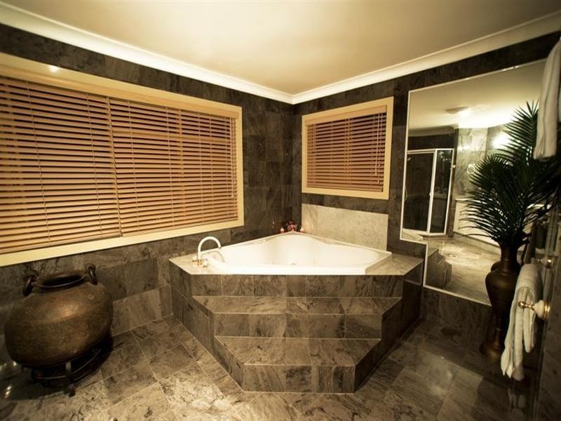 2 Cabana Boulevard, Benowa QLD 4217