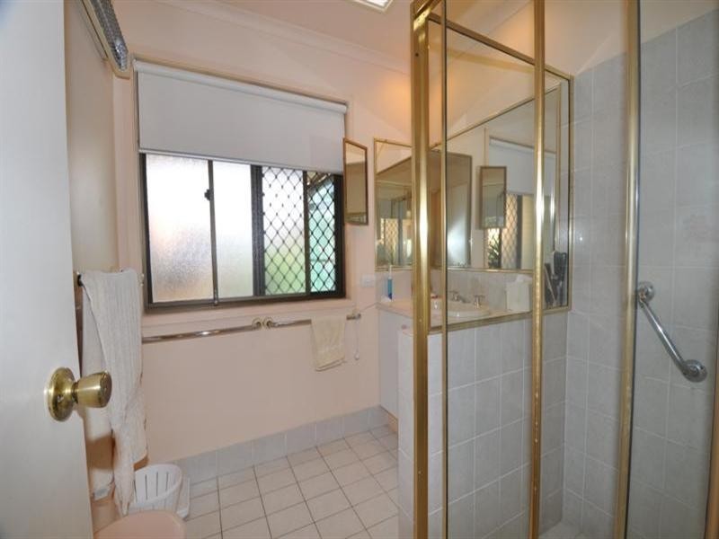 31-35 St Kevins Ave. Paradise Palms, Benowa QLD 4217