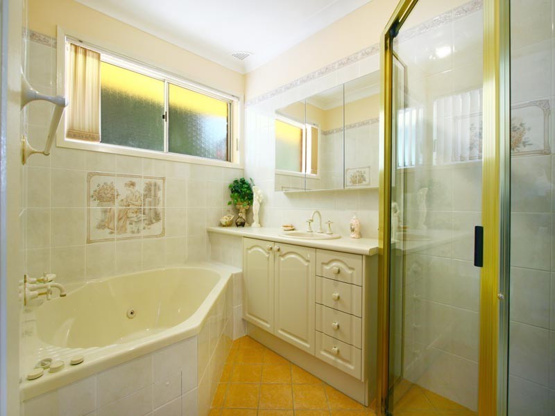 28 Nardoo Crescent, Thirroul NSW 2515