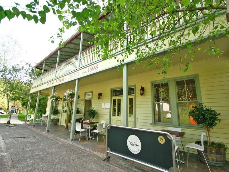 17 Avon Parade, Mount Kembla NSW 2526