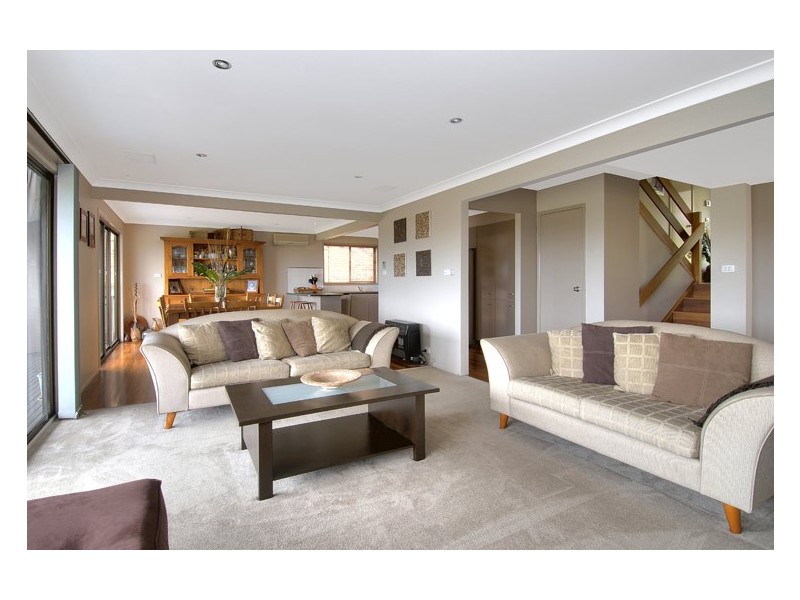 15 Silvertop Parade, Cordeaux Heights NSW 2526