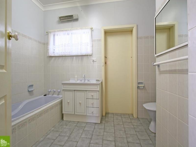 17 Leigh Crescent, Unanderra NSW 2526