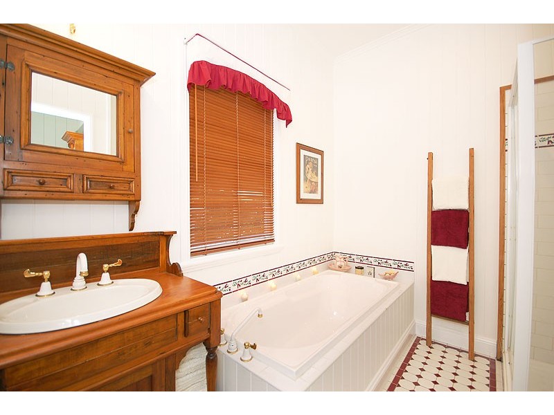 42 Archibald Street, Fairfield QLD 4103