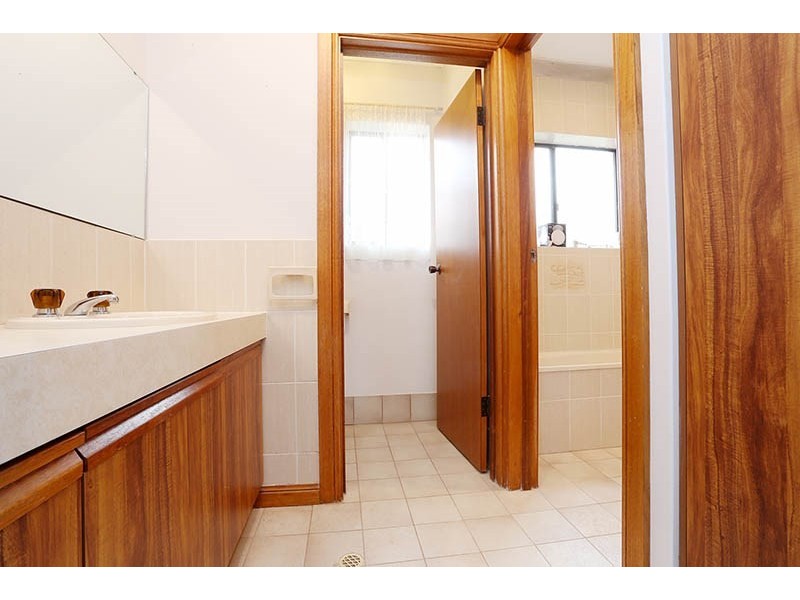 5 Meadow Lane, Gulfview Heights SA 5096