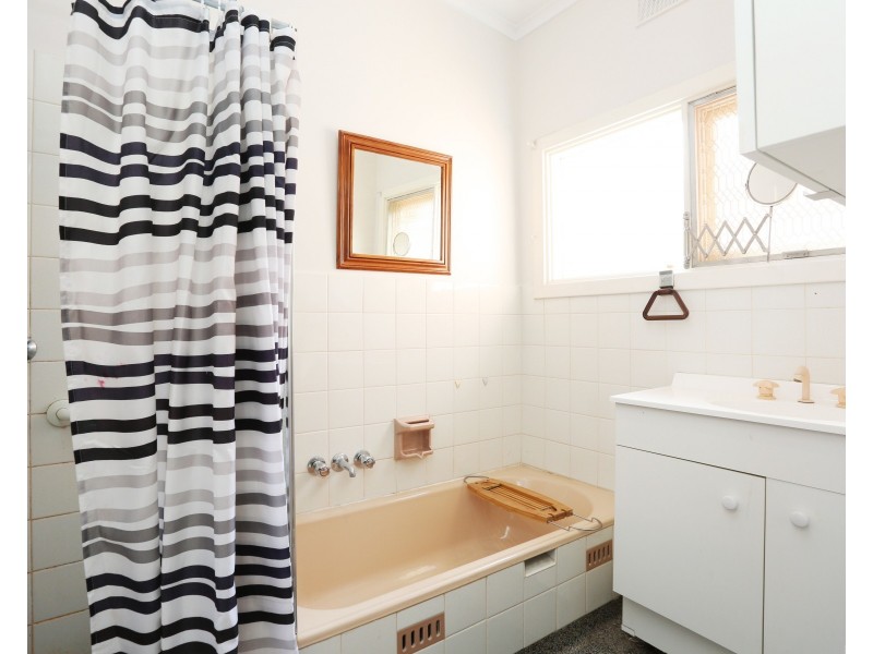 6 Wallace Road, Elizabeth Vale SA 5112