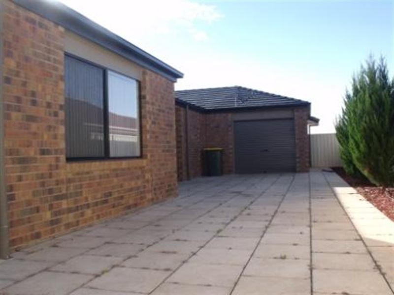 2 Overlander Way, Smithfield SA 5114