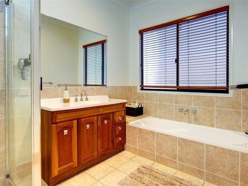 4 Crampton Court, Arana Hills QLD 4054