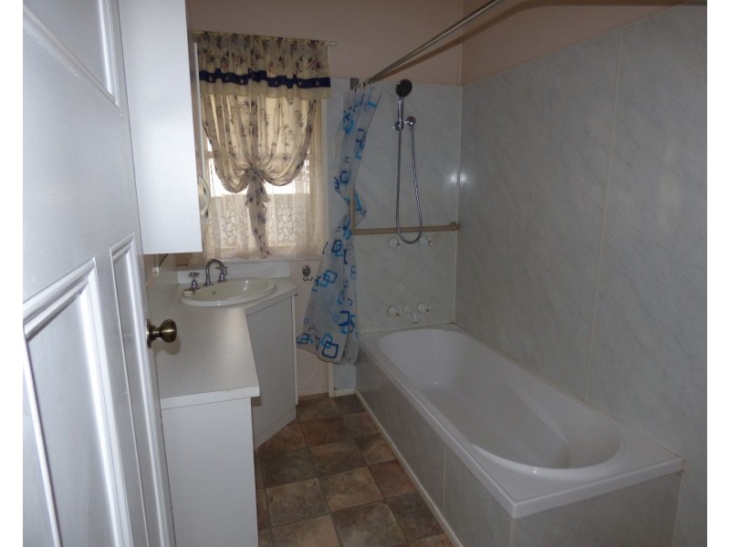 84 Grey Street, St George QLD 4487