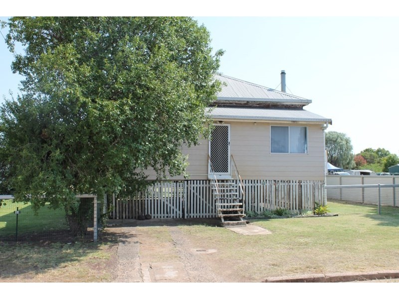 11 CHARLES Street, Surat QLD 4417