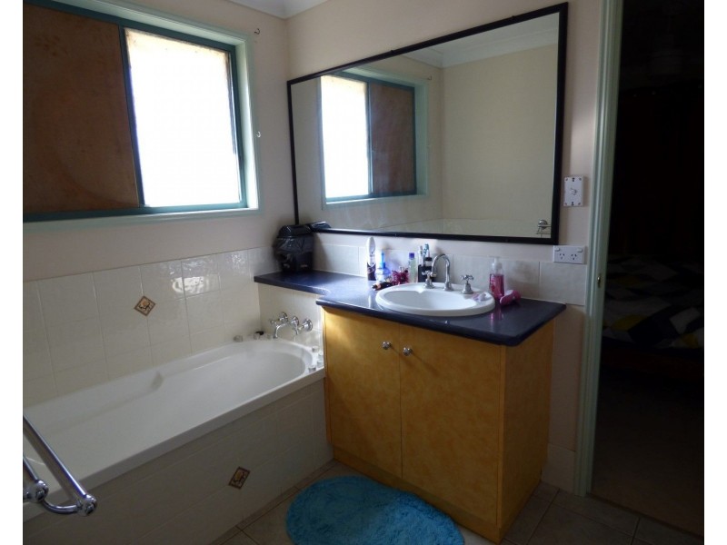 10 TAYLOR Street, St George QLD 4487