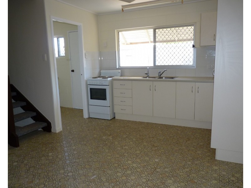 Unit 2, 18 ALFRED Street, St George QLD 4487