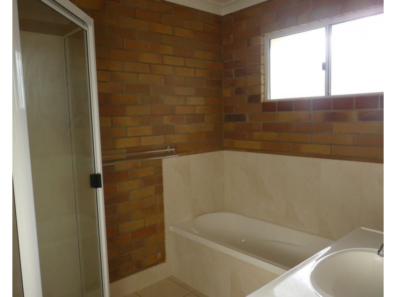 Unit 2, 2 Taylor Street, St George QLD 4487