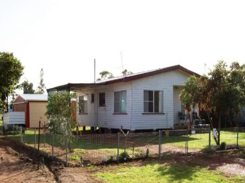 4 Moore Street, Dirranbandi QLD 4486