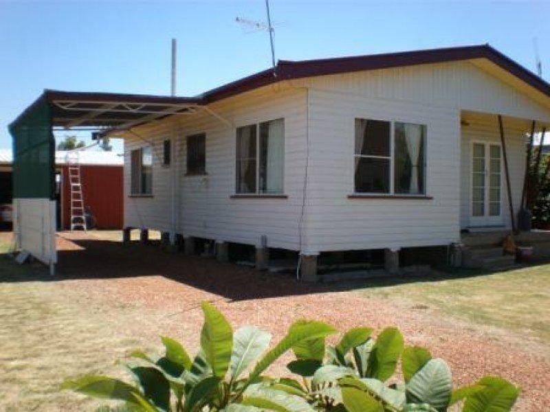 4 Moore Street, Dirranbandi QLD 4486