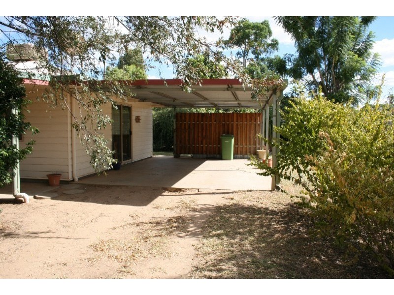 4 Elizabeth Street, St George QLD 4487