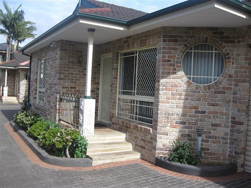 2/68 Greenacre Road, Greenacre NSW 2190