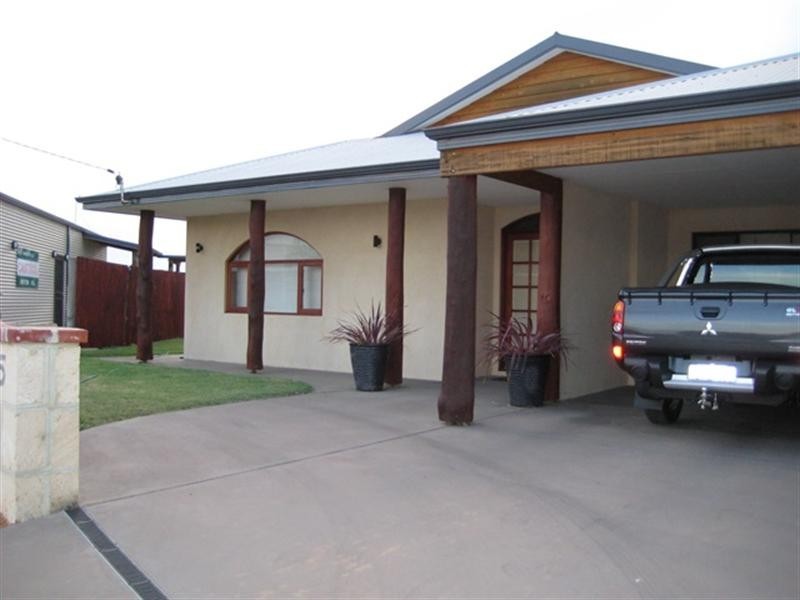 5 McNaboe Court, Port Denison WA 6525