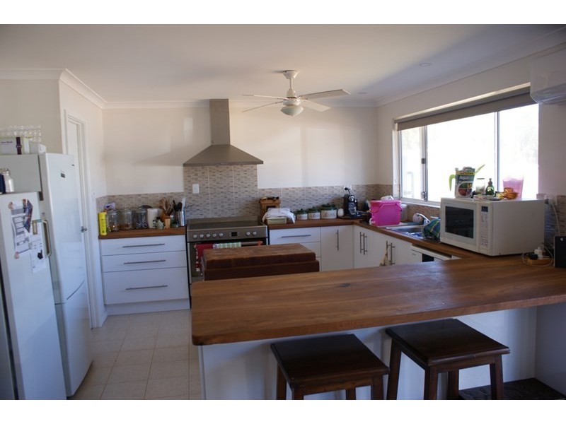 8 Bayliss Road, Dongara WA 6525