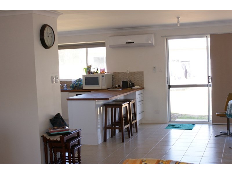 8 Bayliss Road, Dongara WA 6525