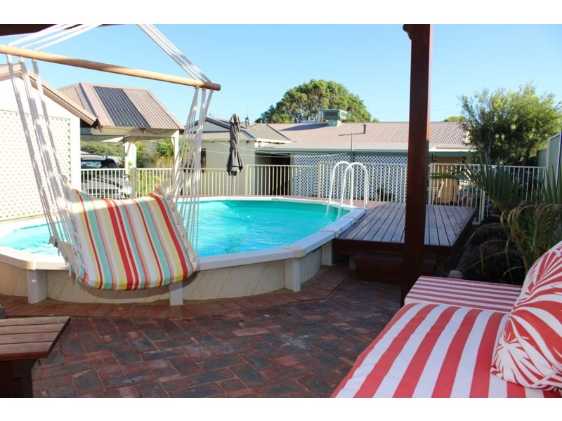 15 Pickering Drive, Dongara WA 6525