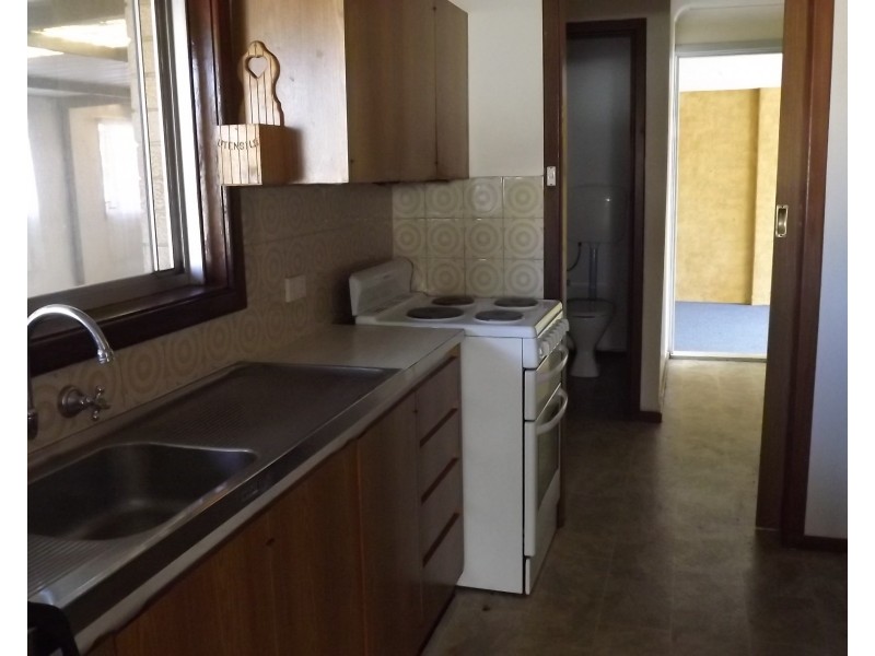 8 Hunts Road, Dongara WA 6525