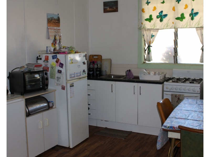 8 Armstrong Street, Dongara WA 6525