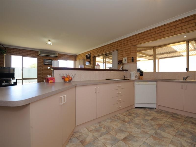 25 Massingham Place, Dongara WA 6525