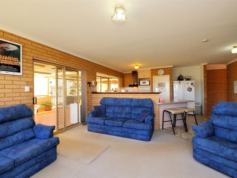 25 Massingham Place, Dongara WA 6525