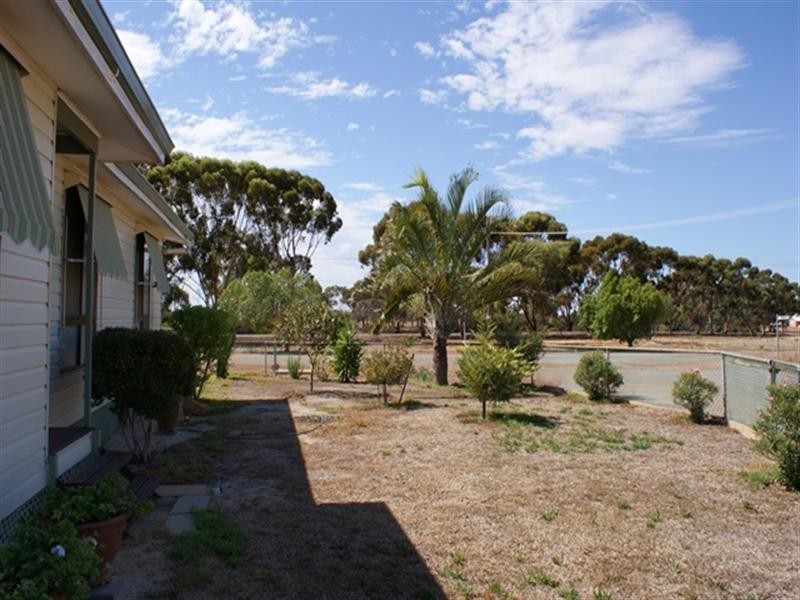 2 Howard Street, Three Springs WA 6519