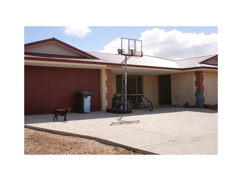 6 Sloper Vale, Dongara WA 6525