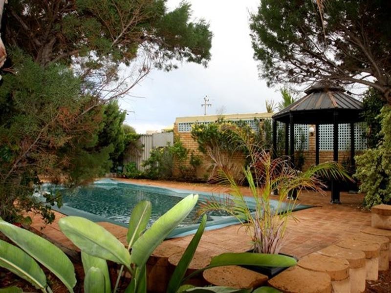 6 Delmage Street, Dongara WA 6525