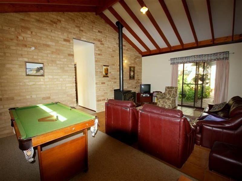 6 Delmage Street, Dongara WA 6525