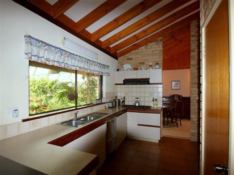 6 Delmage Street, Dongara WA 6525