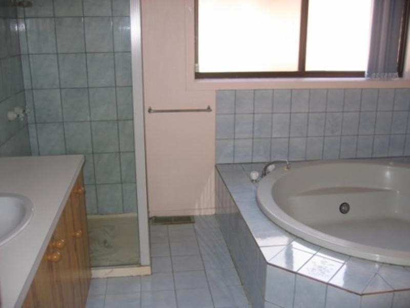 4 Avenel Road, Seymour VIC 3660