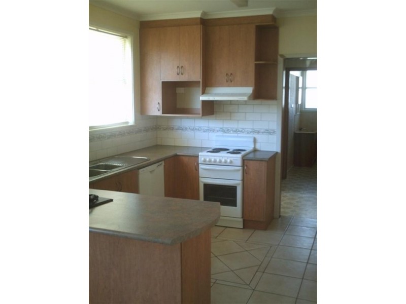 8 Sinclair Crescent, Seymour VIC 3660