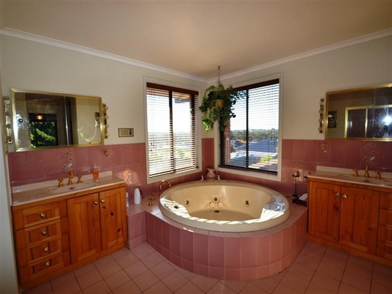 14 Mallett Crescent, Seymour VIC 3660