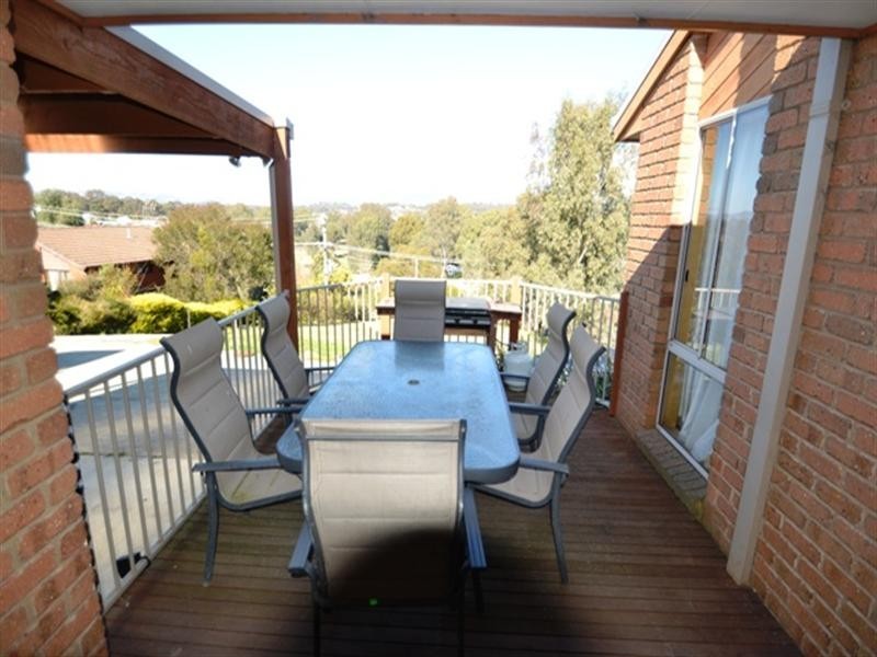 17 Hanley Crescent, Seymour VIC 3660