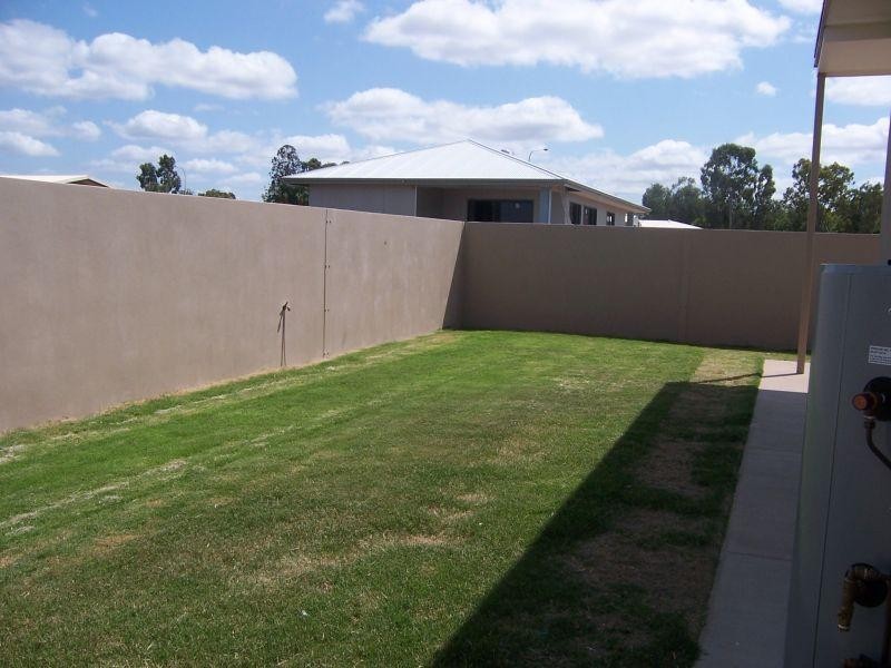 Unit 1/10 Guy Street, Emerald QLD 4720