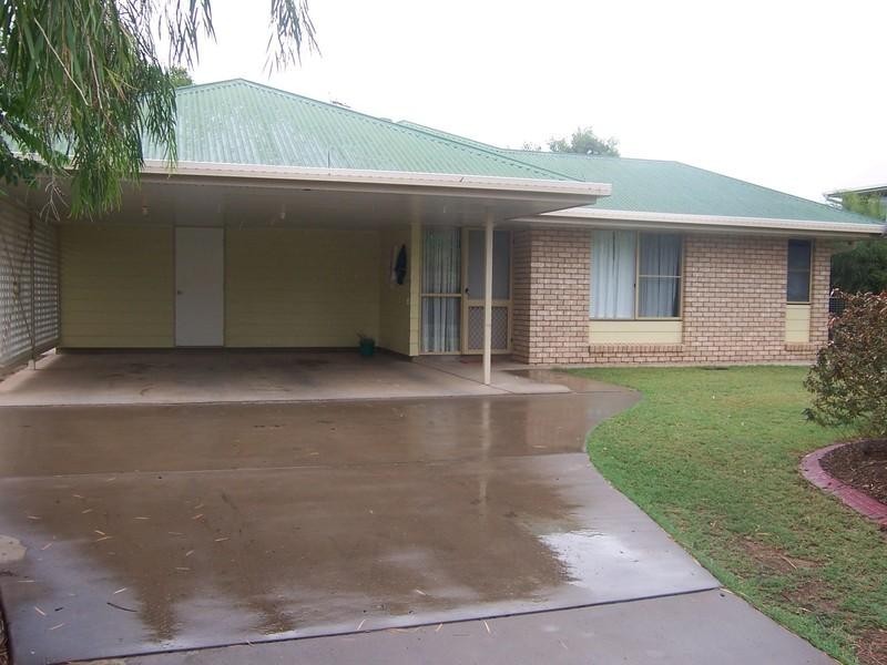 2 Chalmers Court, Emerald QLD 4720