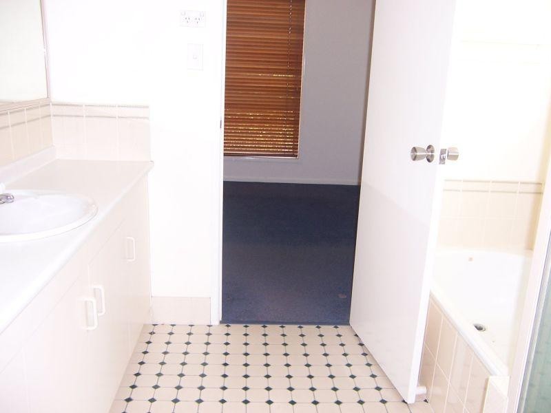 72 Gray, Emerald QLD 4720