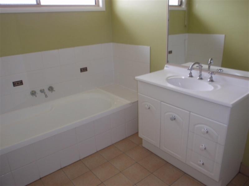 1/87 Roberts Street, Emerald QLD 4720