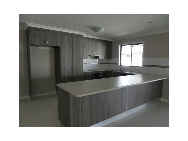 8 Highlands Court, Emerald QLD 4720